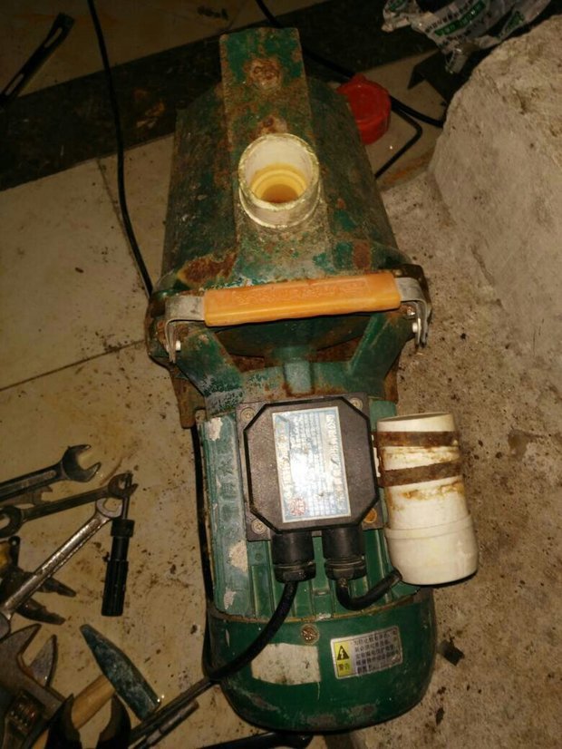 我抽水的时候捏住水管让它喷细点水后来抽水机的声音就小了抽不上水了