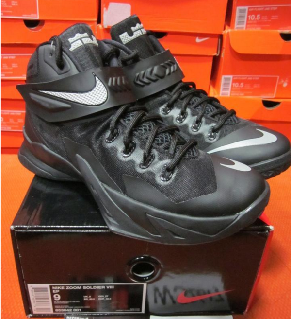 詹姆斯琼斯15年总冠军赛穿得战靴是什么?