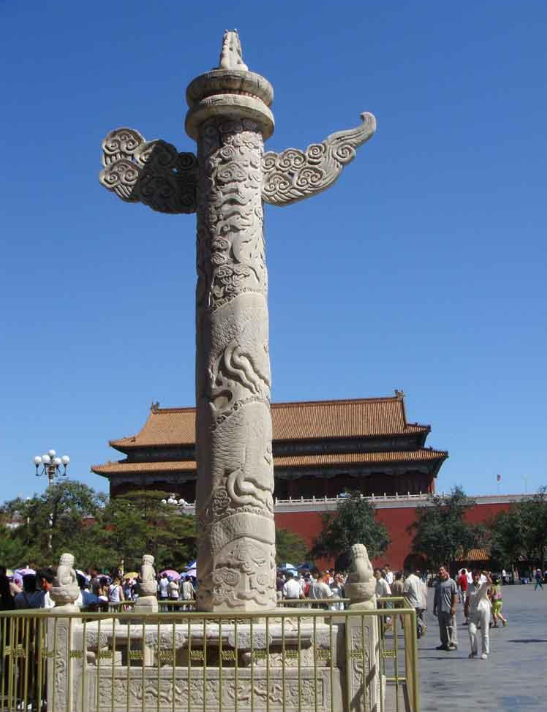 北京华表是复汉白玉雕刻的 天安门前制后各有一对汉白玉的柱子,名字叫