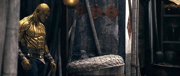 中国电影里面有个外国男的是金刚之身,一打他