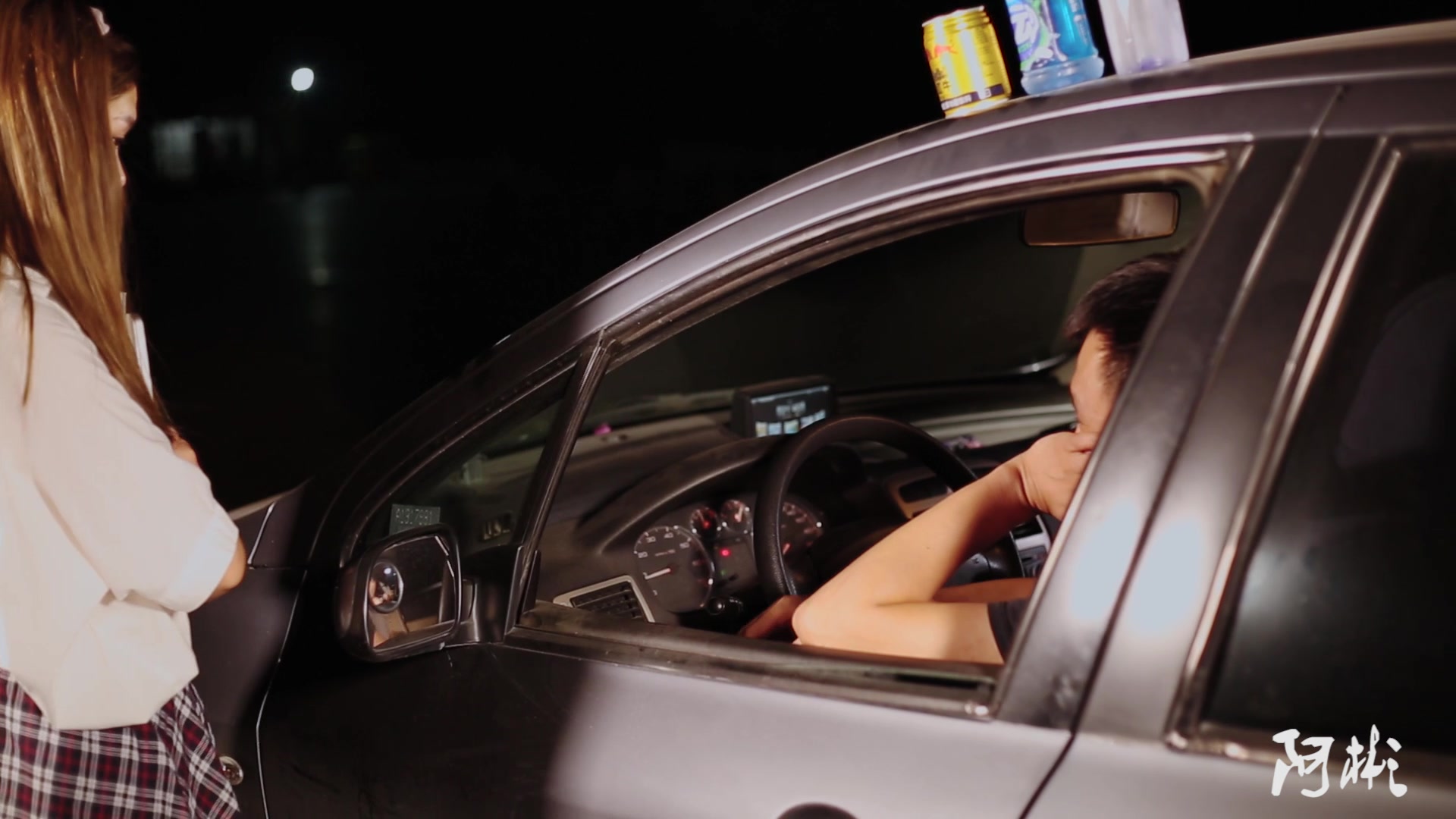 老司机 b>车顶放水 /b>,反被美女大学生套路