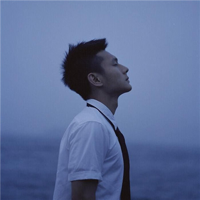 背景为大海的男女情头 只露头的 急求 谢谢 真的