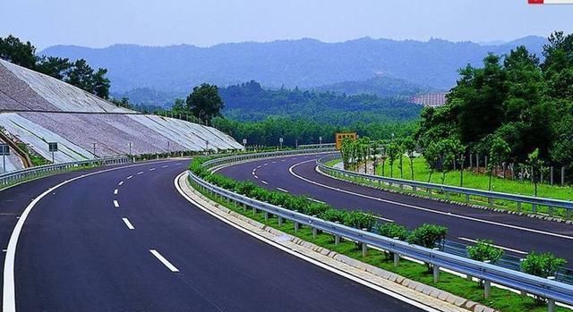 中国第一条高速是
