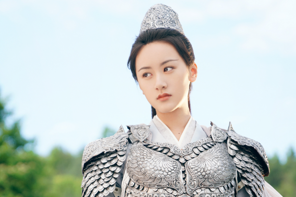 2020年8月6日,袁冰妍与成毅搭档主演的古装仙侠剧《琉璃》播出,其在