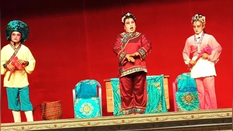 义联彩调团在泗林村演出!