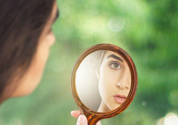照镜子时镜子中的自己,到底是不是真实的自己?