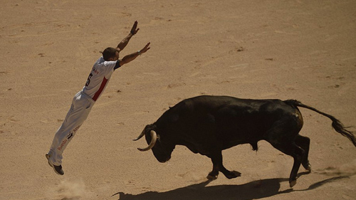 西班牙斗牛士闪躲公牛 高难度动作似空中飞人