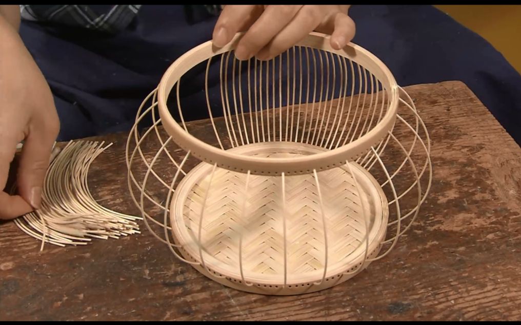日本驻 竹编匠人是如何制作精美的工艺品--骏河竹千筋细工职人