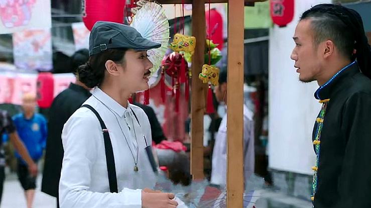 大小姐 b>男扮女装逛街 /b>,杀手预谋要害他,小姐巧舌如簧把杀手整