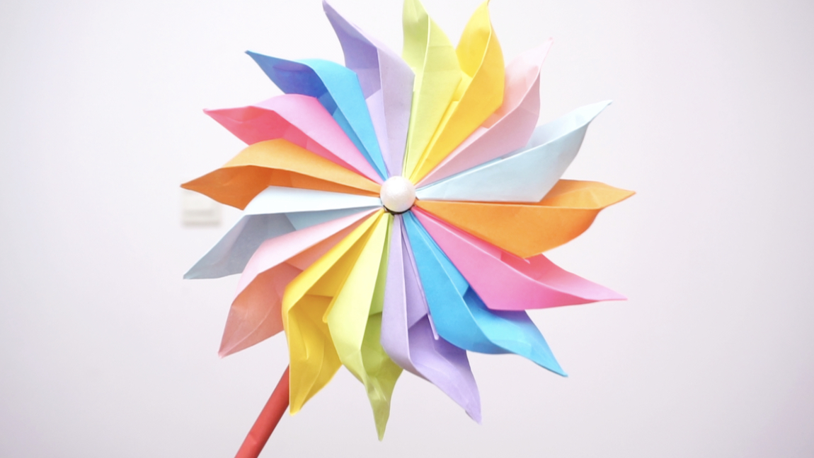 彩色折纸玩具小风车,步骤很简单,做一个送给孩子玩吧