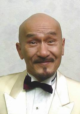 香港喜剧男演员光头留着胡子的那个人叫什么名字