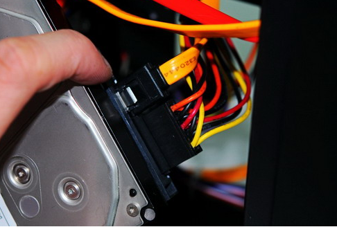 台式机旧硬盘怎么加到新电脑中?