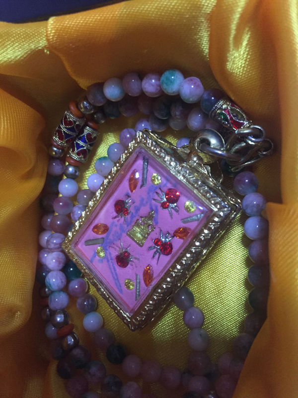 泰国佛牌,蝴蝶牌,怎么送走?有人知道吗,谁能帮我看看我的是真的假的?