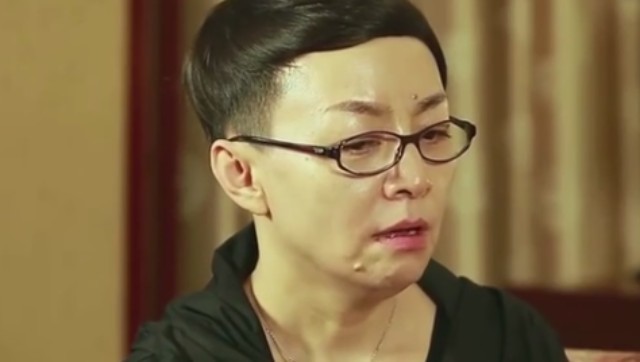 宋丹丹与 巴图玩亲亲暗讽小鲜肉毛病多没"教养"