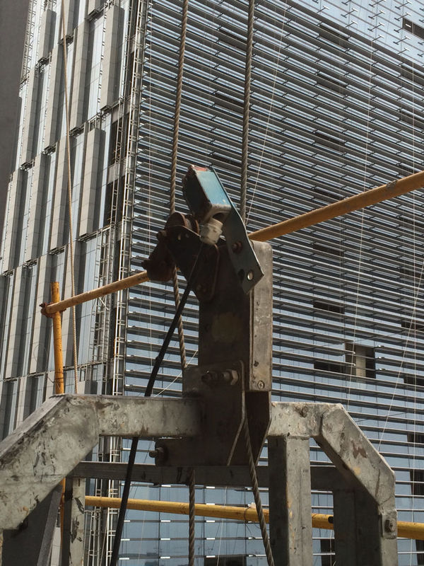 22 大的穿钢丝绳的是防坠器 带电线的是防冲顶装置的行程开关 用微信