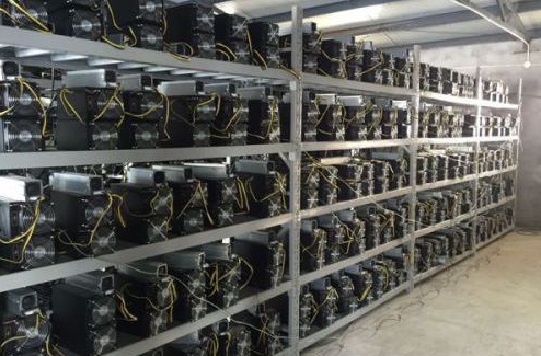 进行"挖矿": 如下图,是规模较大的挖矿厂房,全是多显卡的电脑主机