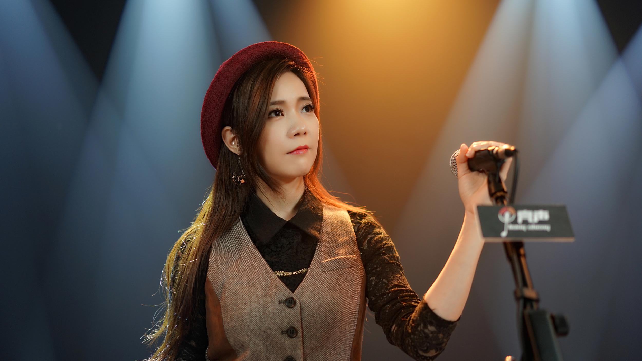 美女翻唱林志美粤语《雨夜钢琴》经典伤感情歌,非常好听