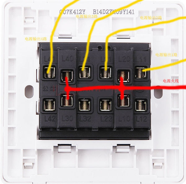 将三连开关或者双控开关的接线端子l10,l20,(l30)连接在一起,并与电源