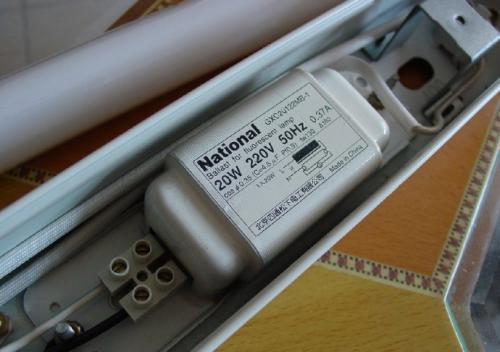 怎么换灯管启动器?