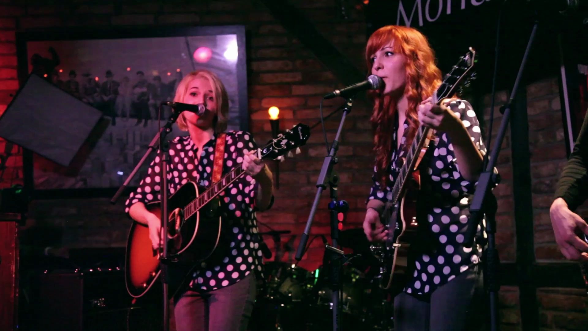 [图]搬运|Wake Up Little Susie - MonaLisa Twins (Everly Brothers Cover) live!