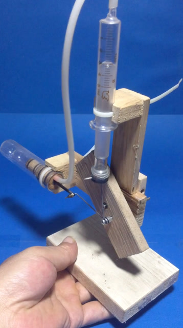 木头制作的斯特林发动机