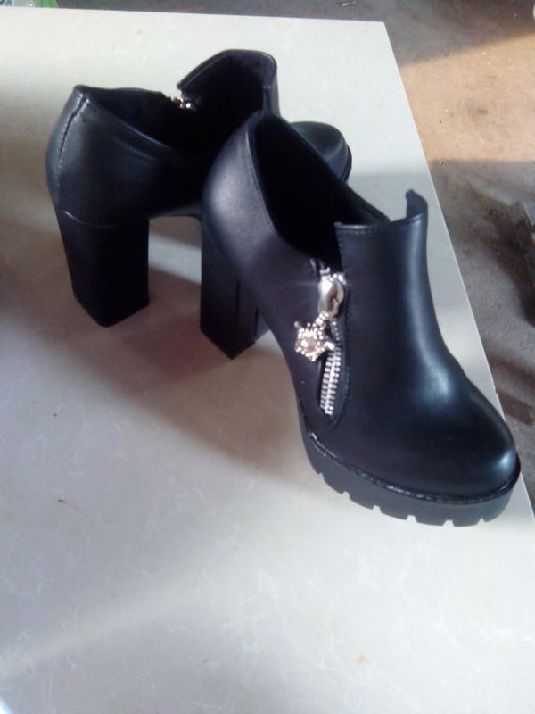 浅灰色尼子大衣和这种鞋 怎么搭配里面的衣服