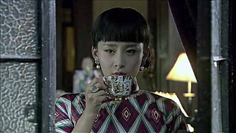 劫中劫:贾青扮演民国少妇,一身红色旗袍真好看,身材太好了