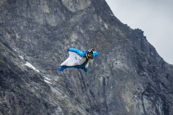 翼装飞行是一项危险运动,遇难女生刘安最后时刻为什么不开伞?