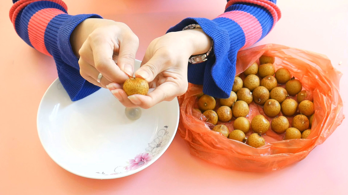 教你一个小技巧,1分钟就能剥一大盘!