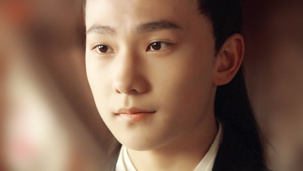 在新版《红楼梦》中,杨洋饰演的是成年的贾宝玉.