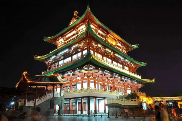 "中国四大名亭之一的"爱晚亭"就在岳麓山.岳麓山四季都可去,不过