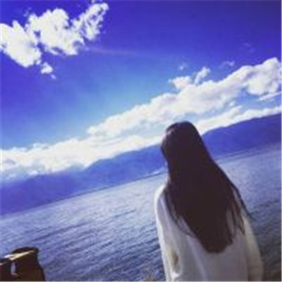 背景为大海的男女情头 只露头的 急求 谢谢 真的