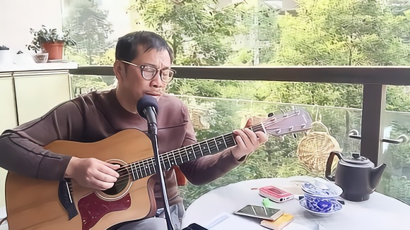 三哥走心弹唱经典老歌《把悲伤留给自己》,用歌声演绎爱情故事