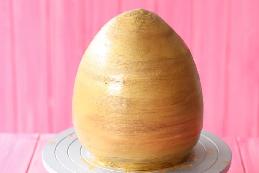 金鹅蛋巧克力蛋糕,灵感来自查理和巧克力工厂的金蛋