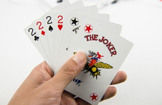 2,火箭:又称王炸,即大王加小王,打出时,赌注乘二;火箭大于所有牌型.