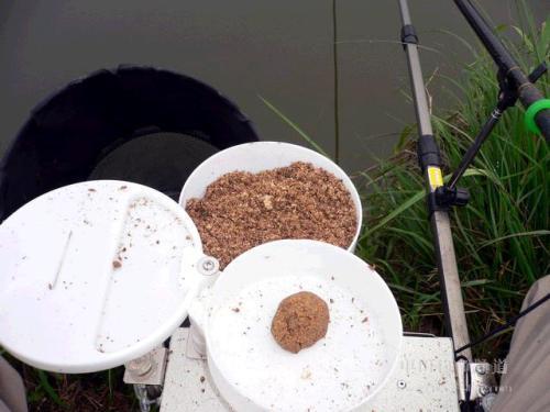 野钓鲫鱼窝料如何配制,像以前传统的就不要发