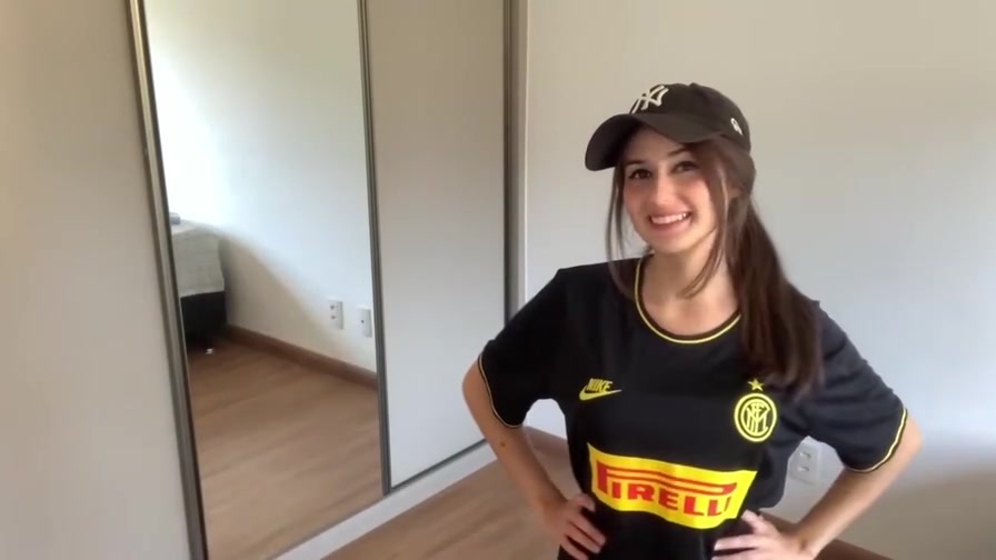 险些撑破球衣! 国米性感女球迷大变装