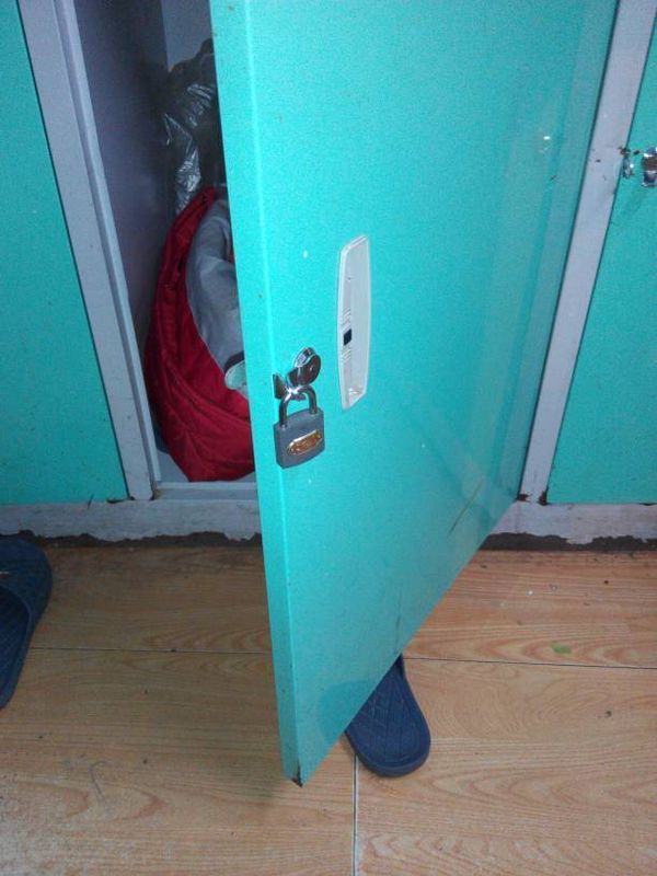 我寝室柜子锁头锁上了,拿不下来了,怎么把锁头破开?