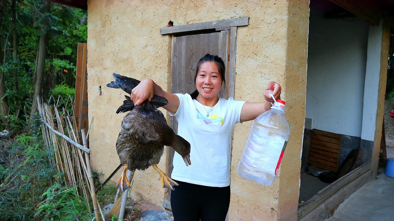 农村女汉子自创" b>杀鸭 /b>神器",只需一个大油瓶,鸭子立马变听话