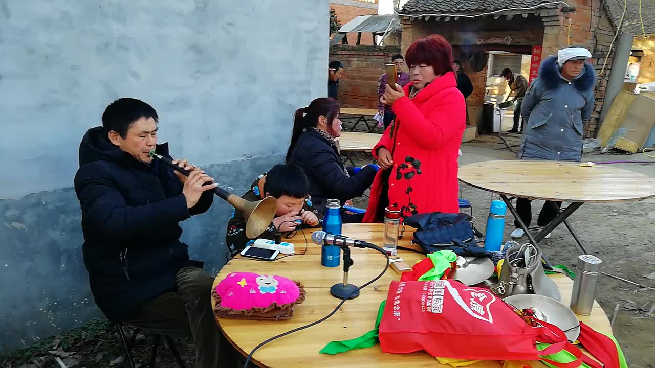 民间唢呐老师吹奏一首《父亲》,吹得非常投入,蛮好听的