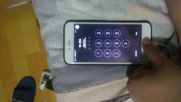 iphone6plus摔了一下屏幕上方老是出白影子一