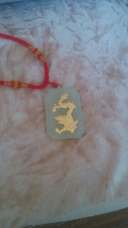 这是我在商场买的和田玉,是金包的,商场抽奖打