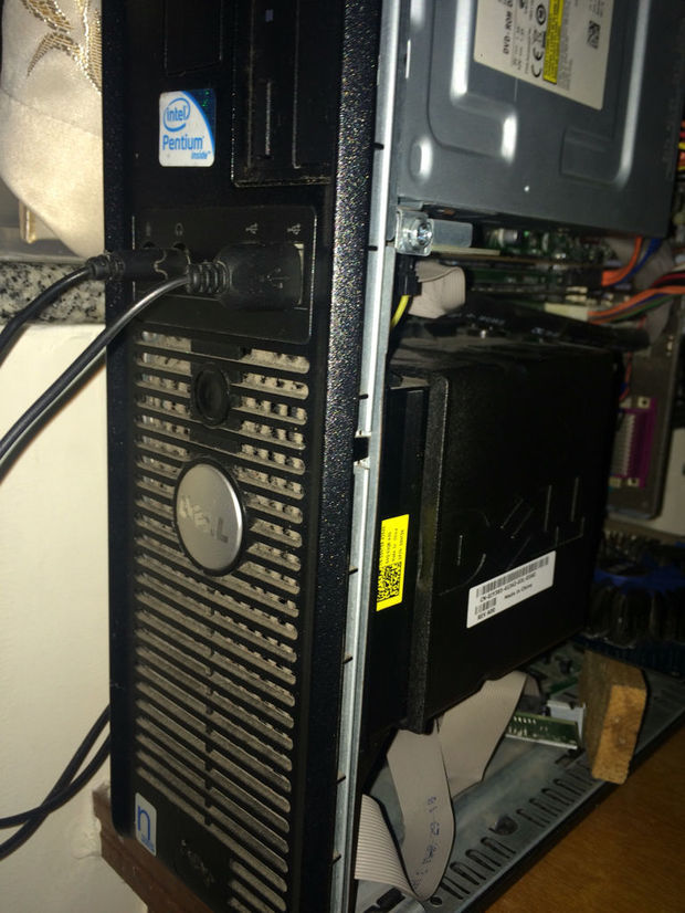 请问各位大神 戴尔商用台式机optiplex 380如何拆下cpu的散热风扇