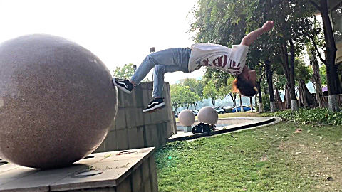 跑酷 空翻教学 后空翻教学 前空翻教学 空翻 空翻视频 跑酷视频 空翻