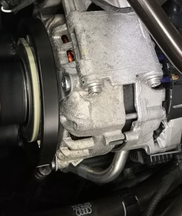 今天刚刚去提全新车奥迪q5l打开机头盖发电机这样子,请问这个是怎么