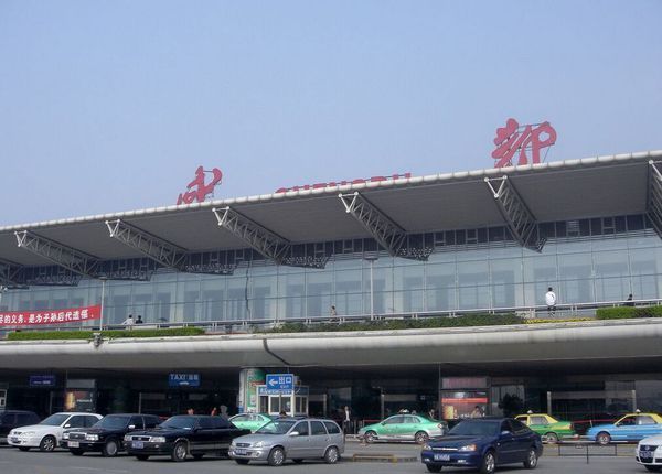 成都双流国际机场1号航站楼的行李寄存点在国内出发大厅6,7号门之间有