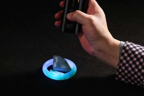 请问大师,真假翡翠用紫光灯照射能有什么区别?