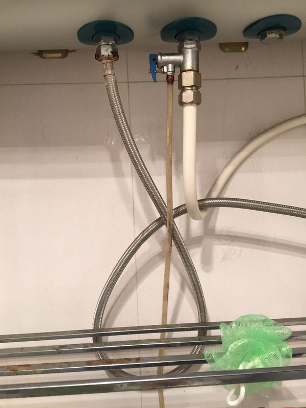 我家里热水器有个胶皮导管(如图),一直在滴水,请问是什么问题?