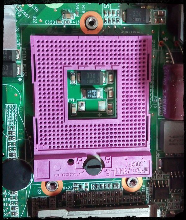 下圖的cpu插槽 是pga478 還是socket478?