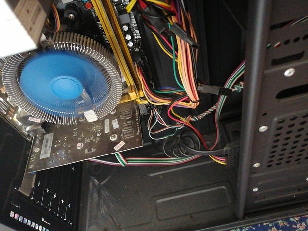 昨天用了电脑都没事,今年电脑开机就没反应了